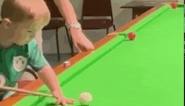 开云体育入口-神了！两岁娃还没球桌高，却拿下两个台球世界纪录？网友：感觉他能虐我...