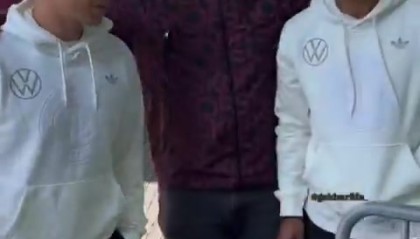 开云-长太像🤣球迷求合影错把格纳布里认成阿德耶米，基米希一旁起哄