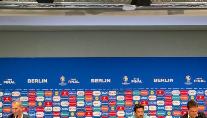 开云官网-德拉富恩特撑起团结旗帜，纳瓦斯静待最后一舞