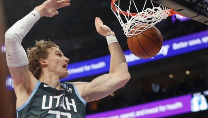 开云体育入口-马尔卡宁33+7弗拉格26+10 爵士险胜独行侠结束五连败