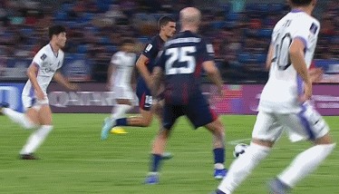 半场：柔佛新山0-0广岛三箭，金朱晟染红，双方共3次中框